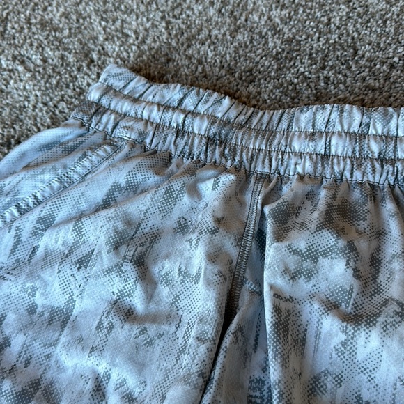 Lululemon Tracker Short V *4" • City Breeze Alpine White Multi - Picture 3 of 5